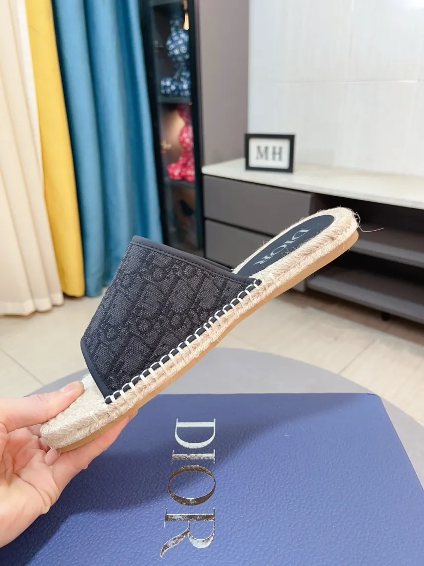 Men's men's shoes💰320🌸🌸High-end version. DIOR💁Men's slippers, high-end and upscale [strong][strong], compare quality at counters. The upper is hand-drawn, a combination of native hemp and raw rubber sole [strong][strong], breathable and non-slip outsole [rose][rose], breathable and comfortable lambskin lining, density 100% comfortable [gift][gift], original wear-resistant code number 38-44. Can be customized 45-46-47